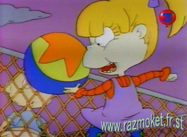 Anglica envoie le ballon dans le jardin des voisins !