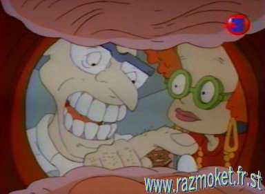 Le dentiste examine la dent de Tommy.